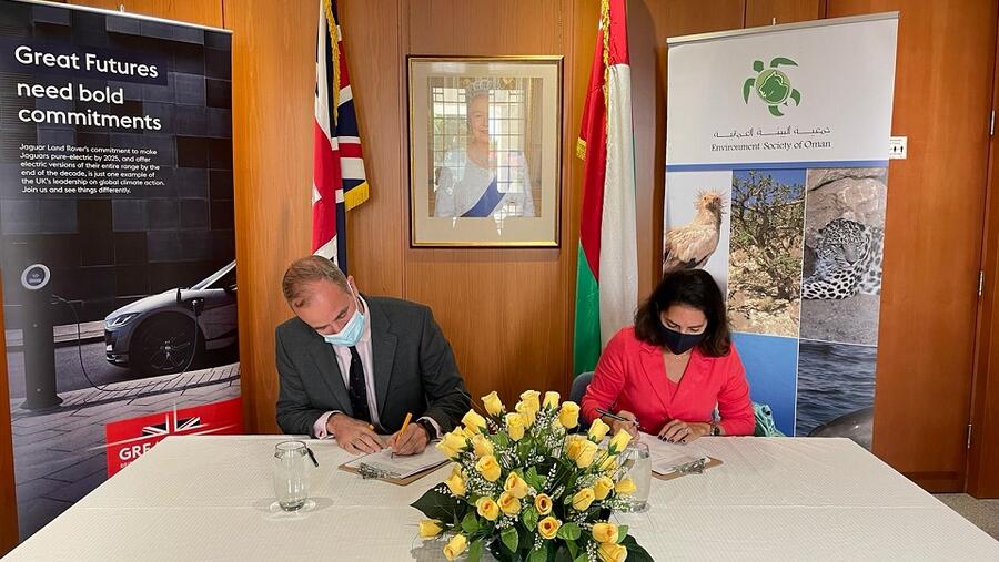 جمعية البيئة العُمانية تفوز بمنحة من السفارة البريطانية لدعم مشاريع الحفاظ على أشجار اللبان وإعادة تدوير شباك ومعدات الصيد
