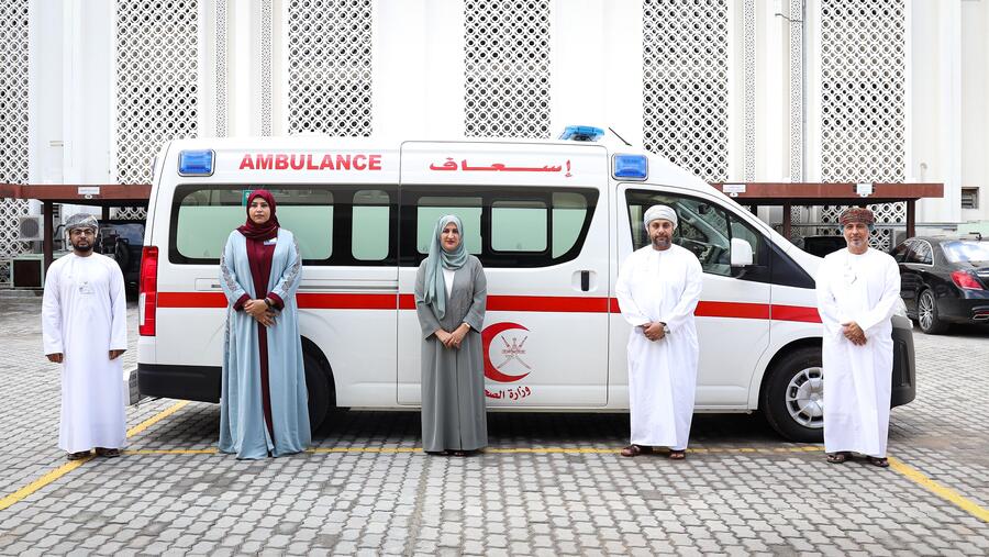 البنك الوطني العُماني يواصل دعم خدمات الرعاية الصحية من خلال التبرع بمجموعة من سيارات الإسعاف