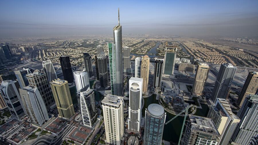 مركز دبي للسلع المتعددة يعلن عن تركيب مظلات لمواقف السيارات بألواح طاقة شمسية في منطقة أبراج بحيرات جميرا تعزيزاً لجهود الاستدامة   