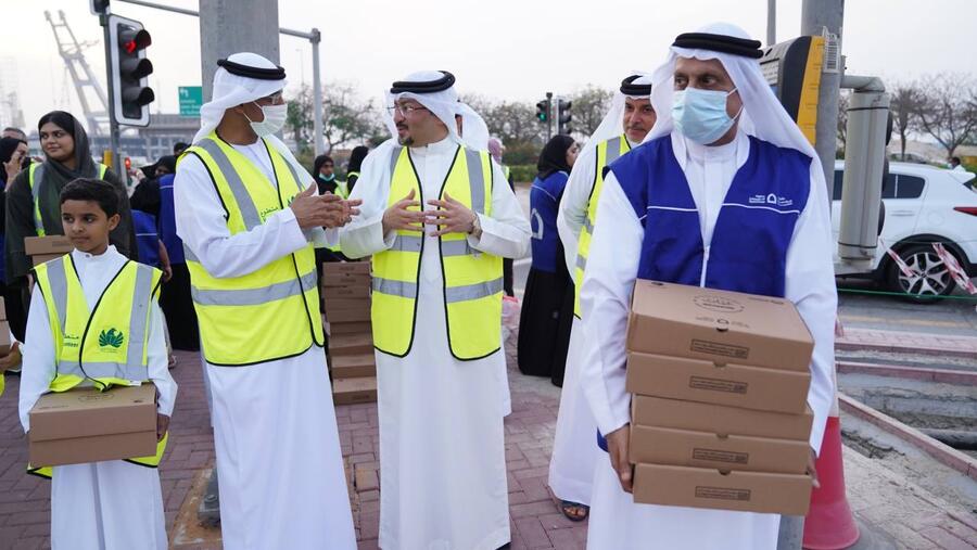 جمارك دبي توزع 10000 وجبة لكسر الصيام على الطرق الرئيسية