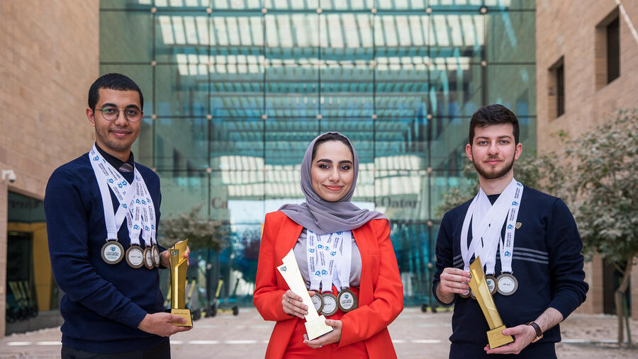 طلاب كارنيجي ميلون يفوزون بالبطولة الوطنية لمناظرات الجامعات باللغة العربية