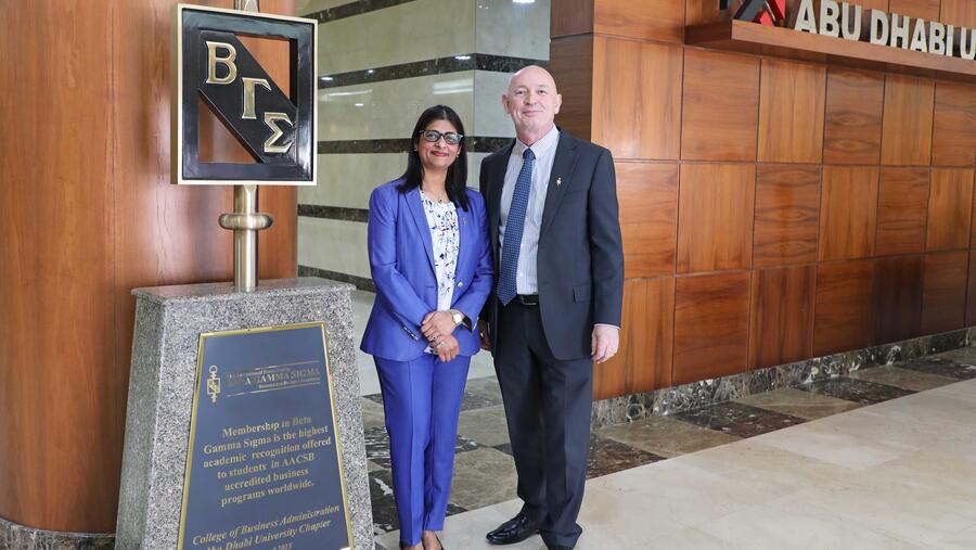 عميد كلية إدارة الأعمال بجامعة أبوظبي يحصل على جائزة "أفضل عميد كلية للعام" من جوائز "بيتا جاما سيجما" 