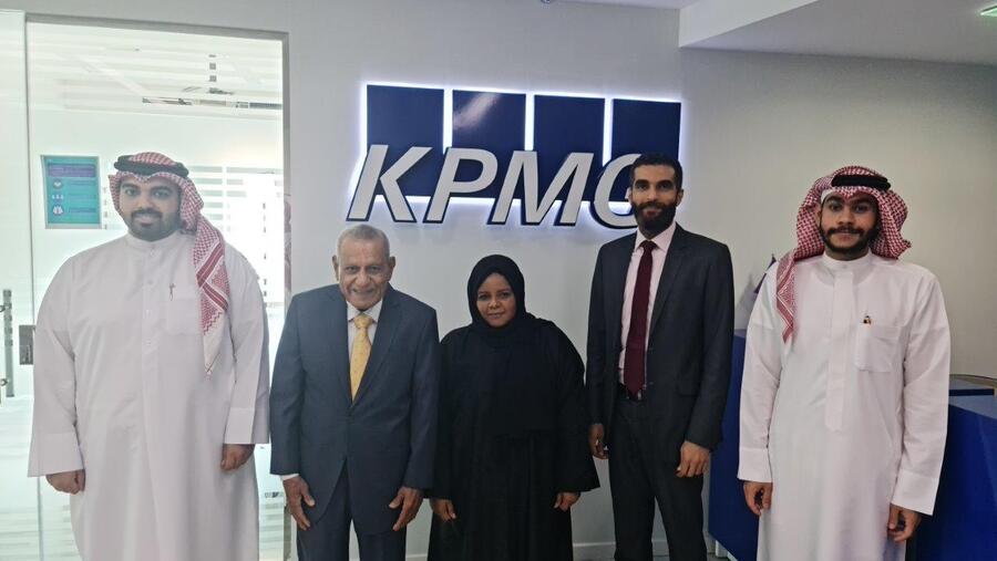 مواصله الاستثمار في برنامج صندوق جاسم فخرو للتطوير المهني في شركة كي بي إم جي في البحرين 