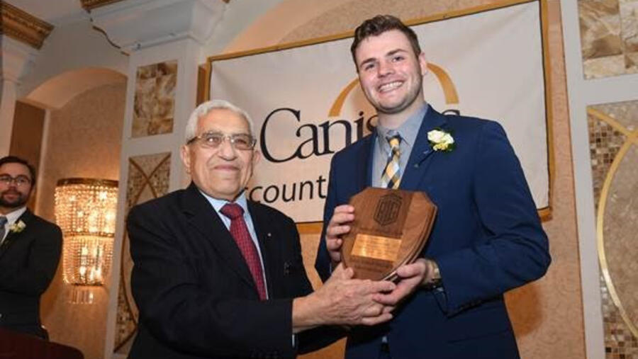 منح جائزة طلال أبوغزاله للتميز في برامج المحاسبة للطالب بالسيرزاك في جامعة كانيسيوس