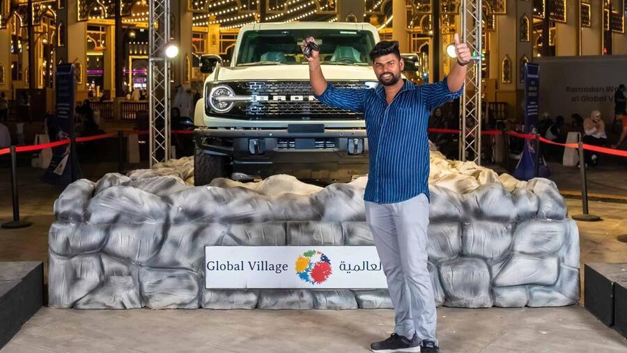 السعادة تغمر رابح سيارة فورد برونكو الشهيرة  خلال تسلّمه جائزة العيد الكبرى في القرية العالمية