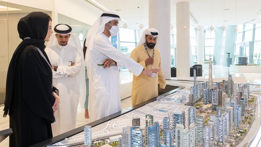 معالي عبدالله البسطي يزور المقر الرئيسي لمركز دبي للسلع المتعددة ويطّلع على مرافقه التجارية في دبي