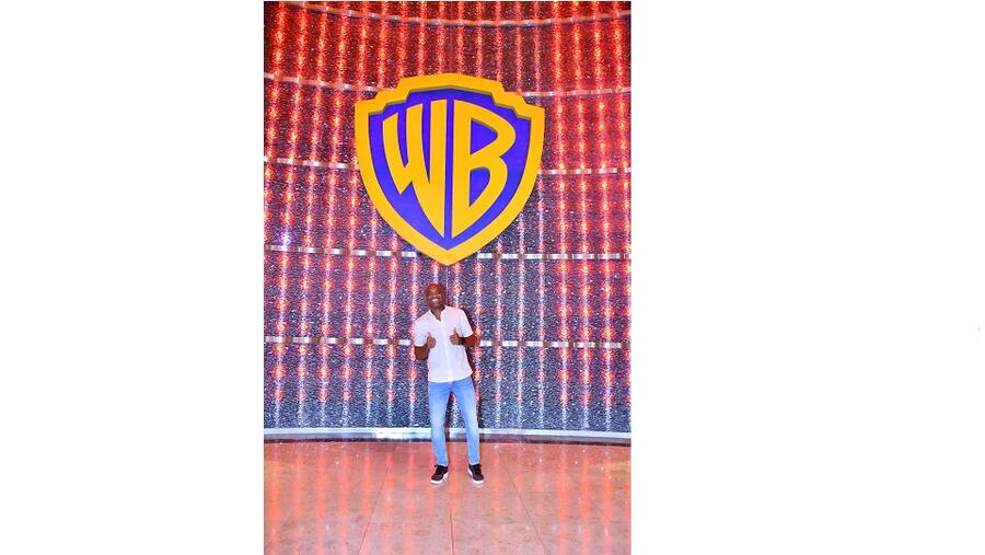 عالم وارنر براذرز أبوظبي تستضيف "أندرسون دا سيلفا" في جولة ترفيهية مميزة