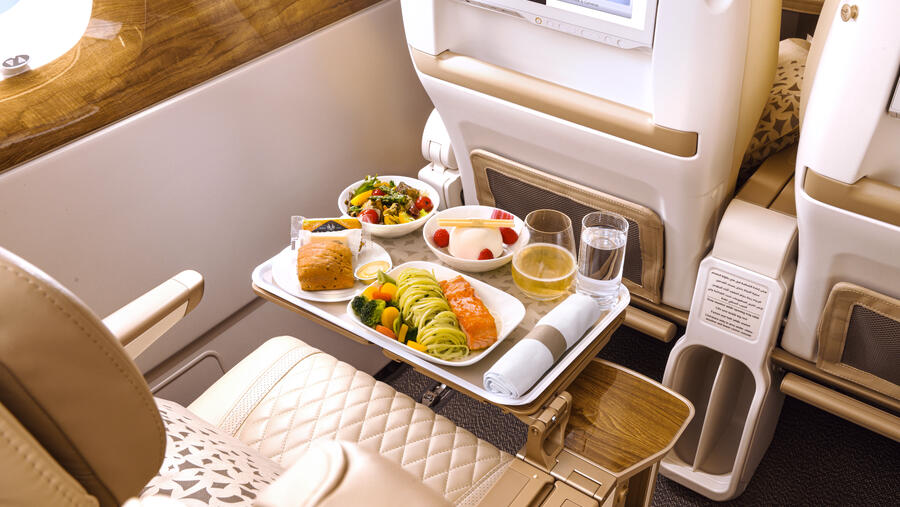 طيران الإمارات تطلق تجربة "السياحية الممتازة" كاملةً في "سوق السفر"