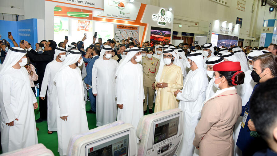 صاحب السمو الشيخ محمد بن راشد آل مكتوم يطلع على مقاعد الدرجة السياحية الممتازة بجناح طيران الإمارات