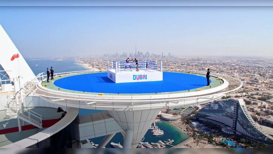 مايوذر يواجه دون موري على مهبط طائرات برج العرب الليلة