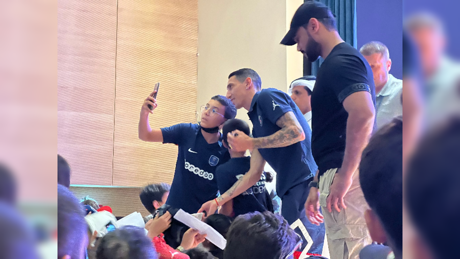 لاعبو باريس سان جيرمان يلتقون مشجعي كرة القدم الأطفال في مؤسسة قطر