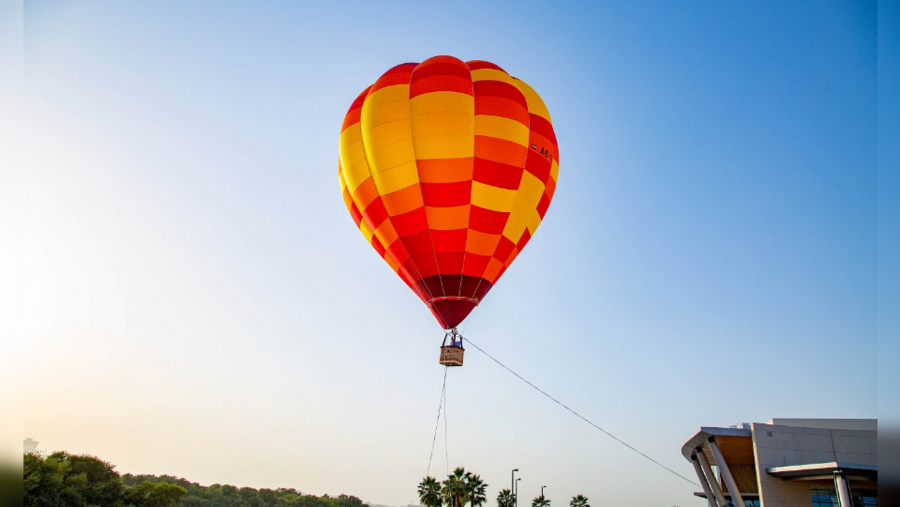 "منار مول" وهيئة رأس الخيمة لتنمية السياحة يطلقان تجربة منطاد الهواء الساخن الأولى من نوعها في رأس الخيمة