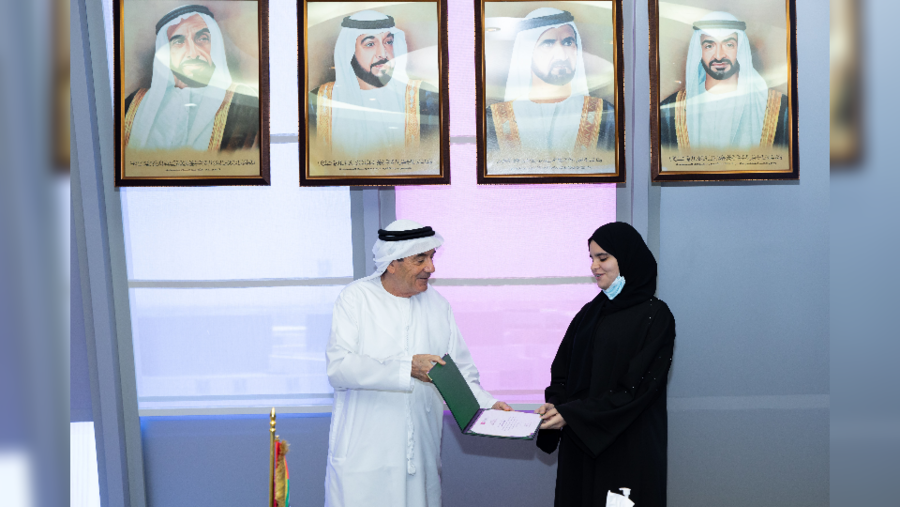 زكي نسيبة يُكرّم الطالبة الموهوبة ريم عبدالفتاح بجامعة الإمارات