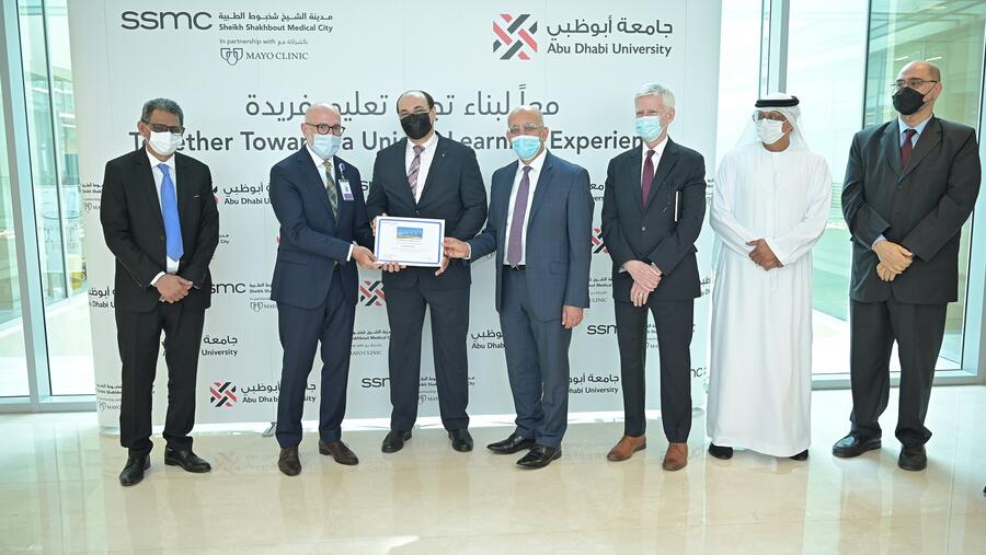 مدينة الشيخ شخبوط الطبيّة تقدم لطلبة التصميم الداخليّ والعمارة في جامعة أبوظبي تجربة واقعية لاستعراض مهاراتهم