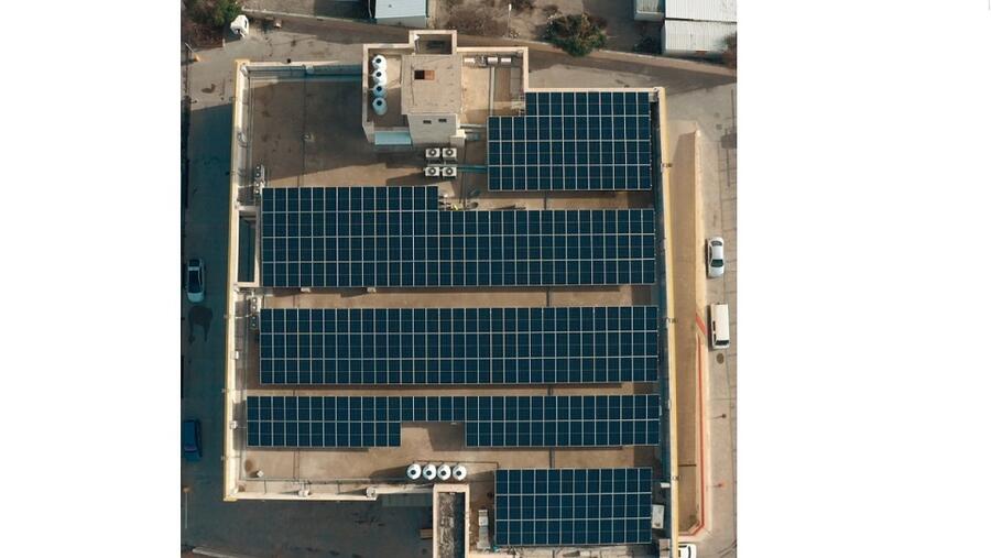 شركة "دي إتش ال" إكسبرس تكشف عن مشاريع الطاقة الشمسية عبر منشأتها الإقليمية