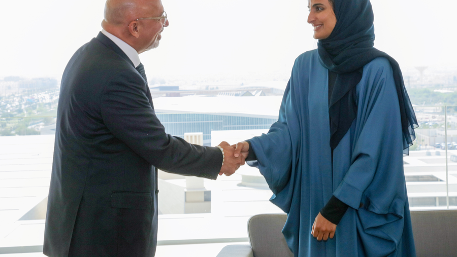 سعادة الشيخة هند تلتقي سعادة وزير التعليم البريطاني في المدينة التعليمية