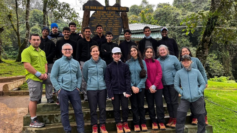 طلاب من مؤسسة قطر يتسلقون جبل كليمانجارو