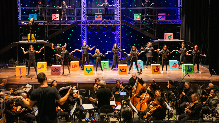 طلاب مؤسسة قطر يستعدّون لتقديم "شو تايم" على المسرح في المدينة التعليمية