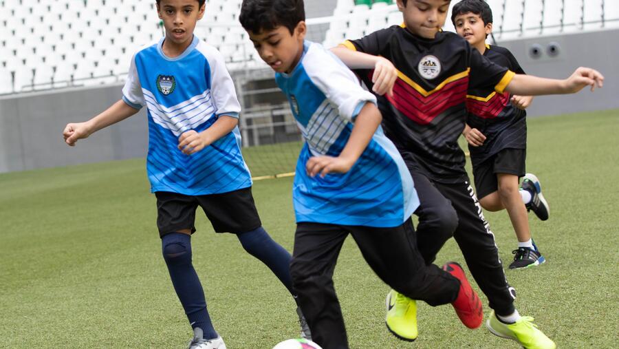طلاب مدرسة مؤسسة قطر يعيشون تجربة نجوم كرة القدم في استاد المدينة التعليمية مع ختام بطولتهم الدولية
