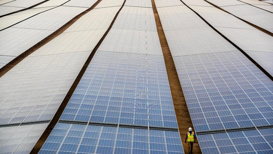 "طاقة" و"أدنوك" و"مبادلة" تبرم اتفاقيات للاستحواذ على حصة في "مصدر"