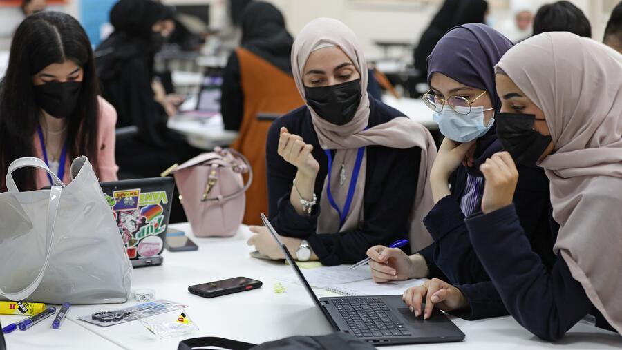 140 طالب وطالبة يشاركون في هاكاثون كلية الهندسة السنوي الأول في جامعة أبوظبي