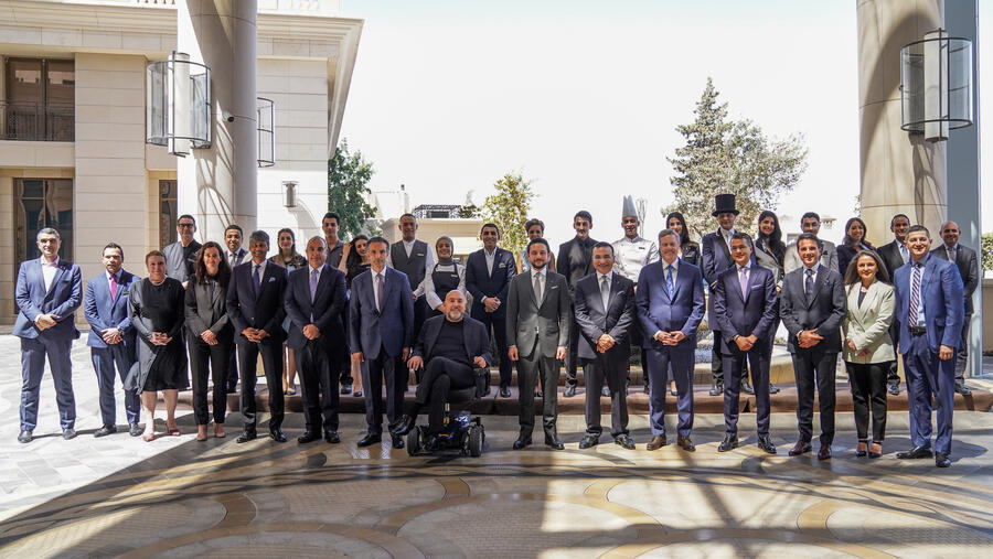 مندوباً عن الملك، ولي العهد يفتتح فندق "الريتز – كارلتون" عمّان  "الريتز – كارلتون" عمّان أنشئ بحجم استثمار يتجاوز 300 مليون دينار ويوفر 500 فرصة عمل.