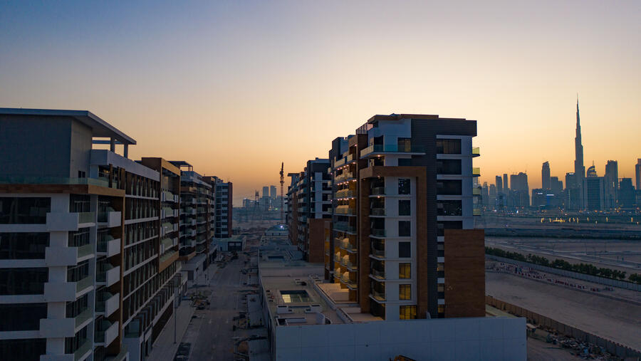 عزيزي تتوصل إلى اتفاقية مع "كرايسيلز" لتركيب اللافتات عبر 35 مبنى في ريفيرا 