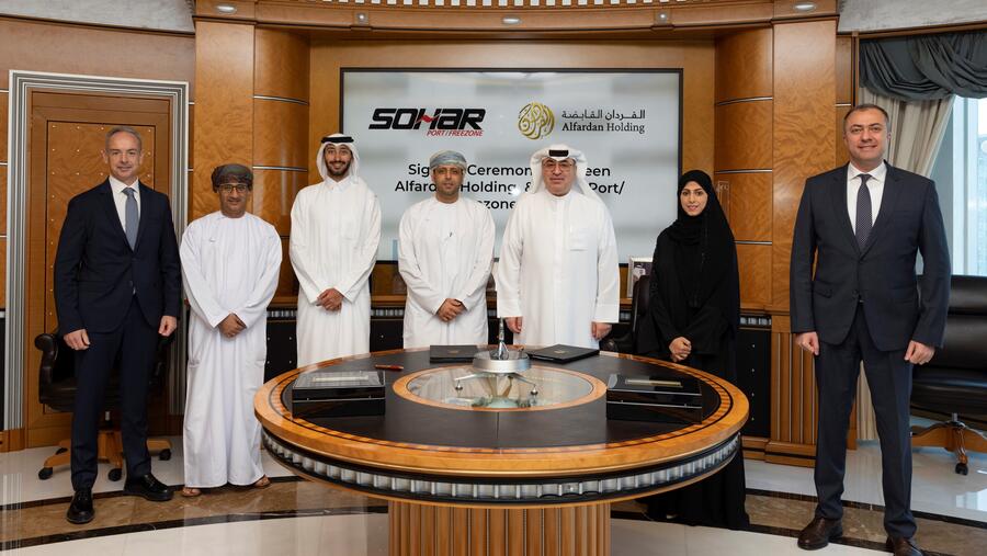 ميناء صحار والمنطقة الحرة يوقع اتفاقية مع مجموعة الفردان القابضة لتحقيق خططهما التوسعية لمجمع السيارات   