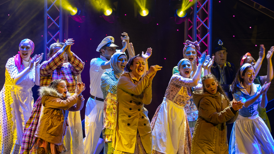 طلاب مؤسسة قطر يتألقون أمام الحضور في عرضهم المسرحي "شوتايم"!