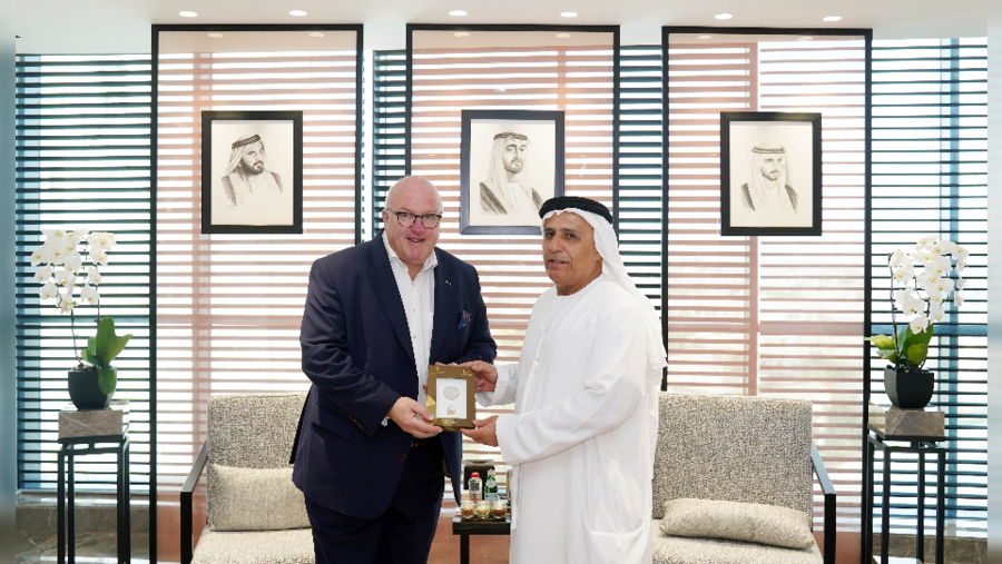 الطاير يلتقي وفد الاتحاد الدولي لكرة السلة