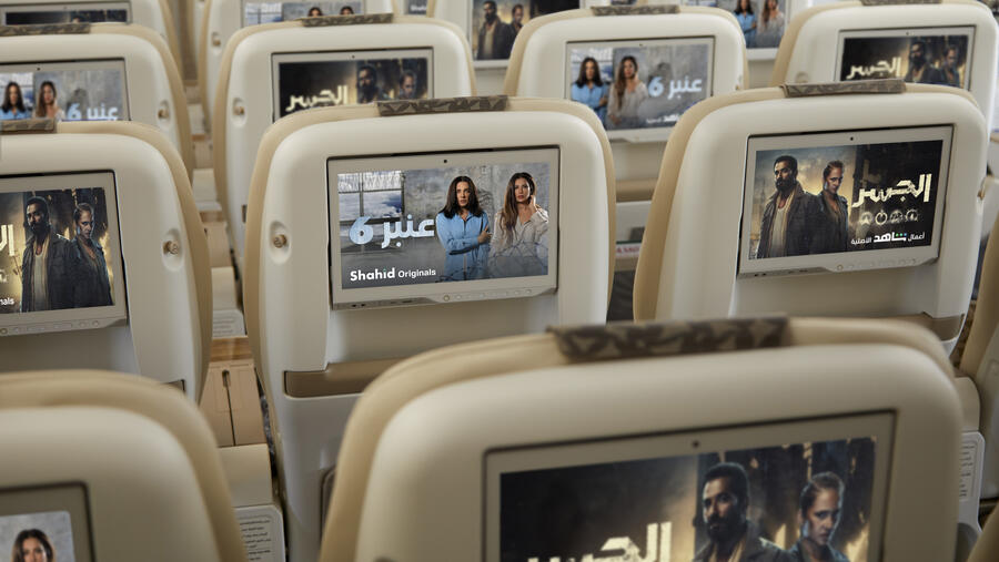 طيران الإمارات تقدم محتوىً متميزاً من "شاهد"، منصة مجموعة "إم بي سي" حصرياً على نظام الترفيه الجوي