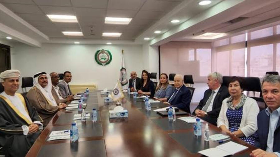 رئيس البرلمان العربي السيد العسومي يبحث مع الدكتور طلال أبوغزاله سبل تفعيل التعاون بين البرلمان العربي والمجموعة العالمية