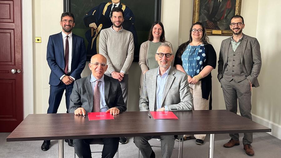 أعلنت جامعة أبوظبي عن شراكة جديدة أبرمتها مع جامعة ريدنغ، واحدة من بين أفضل 30 جامعة في المملكة المتحدة والمؤسسة الأكاديمية الرائدة عالمياً في مجالات البحث والتعلم في قطاعات الزراعة وعلوم الغذاء والتغير المناخي