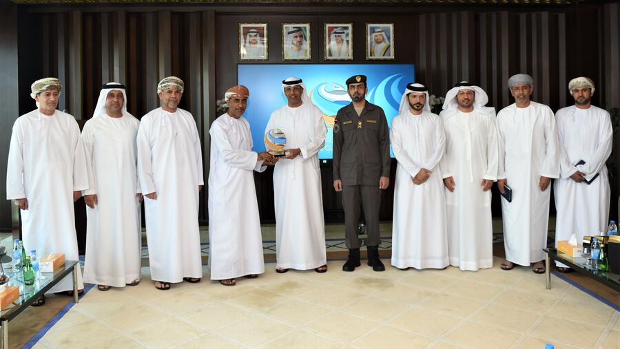 جمارك دبي تستقبل في جبل علي وفداً رفيع المستوى من الشرطة والجمارك العمانية