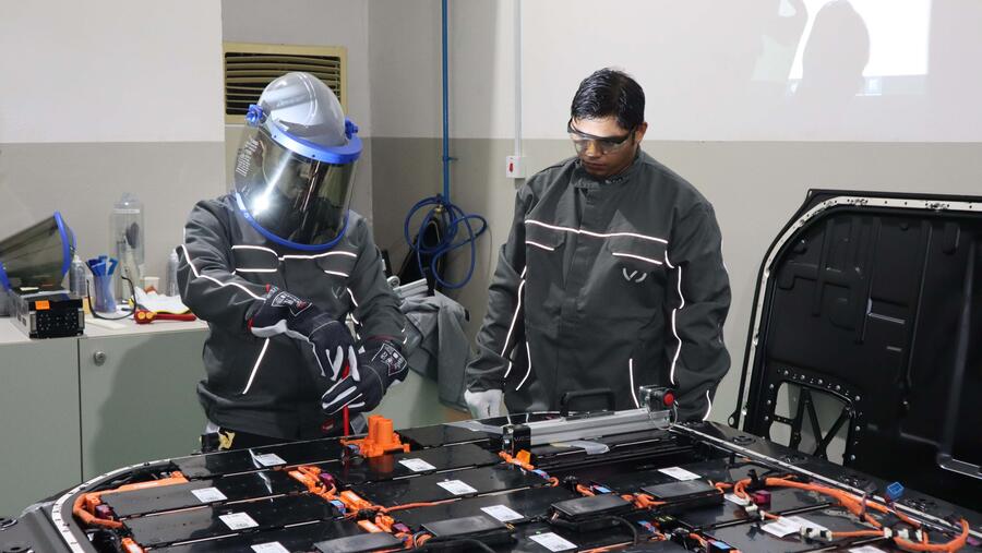 التحول للتنقل الكهربائي في قطر: أودي الشرق الأوسط تكمل أول تدريب لخبراء إصلاح السيارات الكهربائية في المنطقة