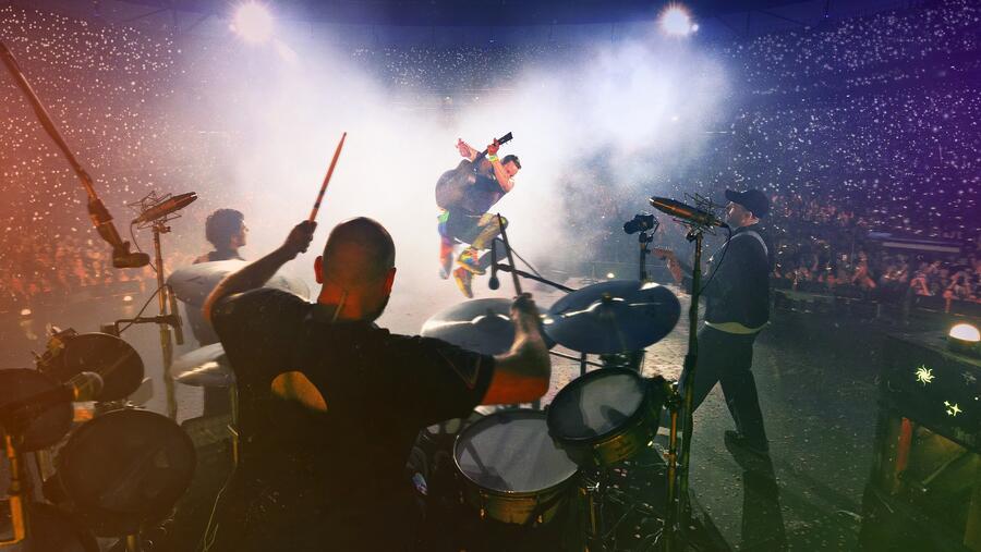 "دي إتش ال" تتعاون مع فرقة "Coldplay" لتنظيم جولة غنائية أكثر استدامة