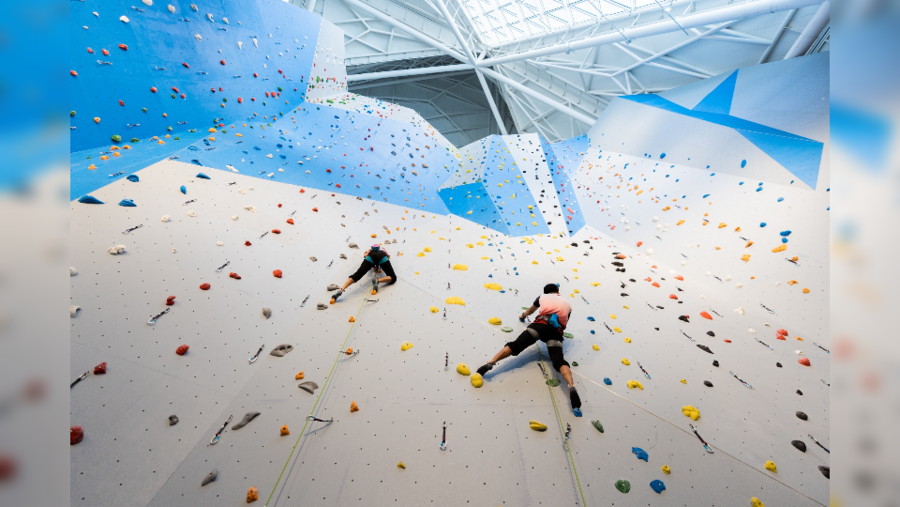 كلايم أبوظبي يتيح لضيوفه فرصة صقل مهاراتهم في التسلق الداخلي هذا الصيف