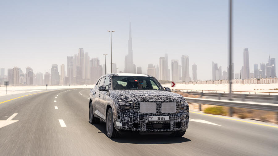 فيديو: منطقة الشرق الأوسط تضمن الأجواء المثالية لاختبار درجات الحرارة العالية وتأثيرها على سيارة BMW XM المذهلة