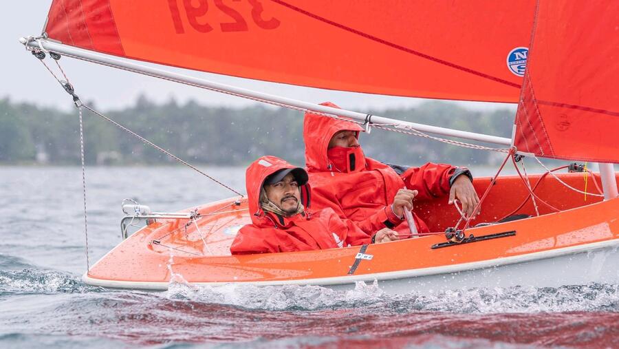 حسن اللواتي من البنك الوطني العُماني يشارك في ثلاث بطولات أوروبية مع منتخب الإبحار الشراعي لذوي الإعاقة