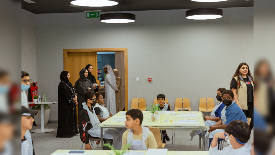 هالة بدري تدعم المبدعين الصغار في مكتبة الصفا للفنون والتصميم