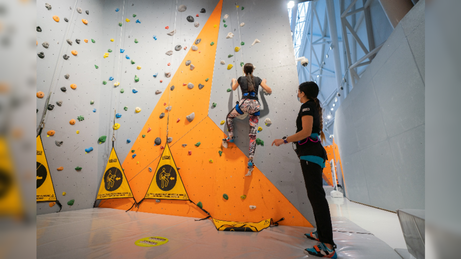 كلايم أبوظبي وياس ووتروورلد أبوظبي يستضيفان "ليلة السيدات" في أروع التجارب الترفيهية