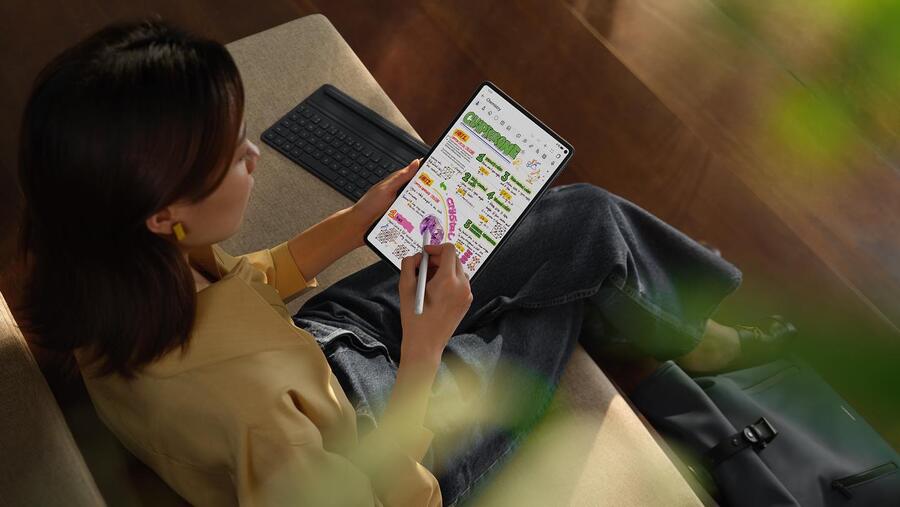 يعد جهاز HUAWEI MatePad Pro الجهاز اللوحي المثالي الاحترافي والأنيق متعدد الإمكانات والمثالي لموسم العودة إلى المدرسة والترفيه وجميع أفراد الأسرة