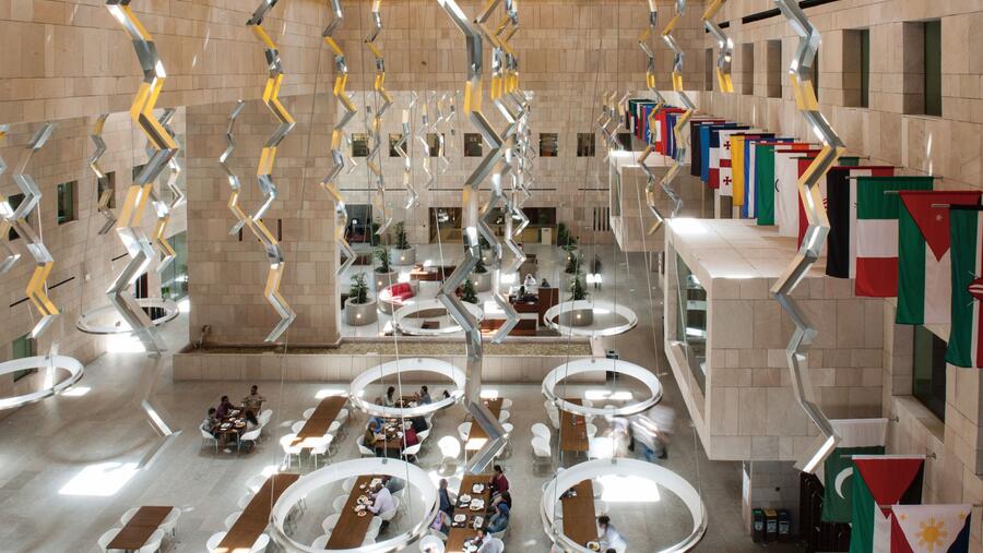 فعالية مختلطة تجمع الحضور الشخصي بالمشاركة الالكترونية في جورجتاون في قطر 