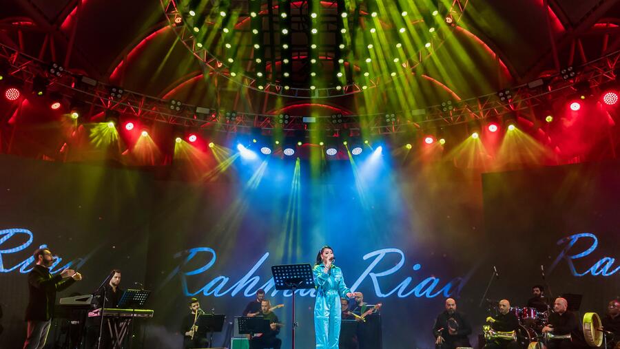 رحمة رياض تبهر عشاقها بأجمل أغانيها في القرية العالمية