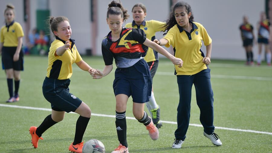 أكثر من 1500 لاعب ولاعبة يشاركون في بطولة كرة القدم ضمن "ألعاب مدارس دبي"