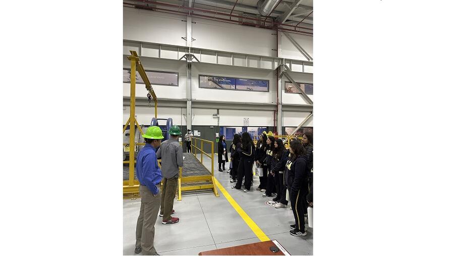 100 طالبة يزرن مركز جنرال إلكتريك للتكنولوجيا في الكويت ويلتقون رائدات في مجال الطاقة في الكويت  