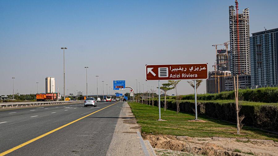 عزيزي تقوم بتركيب لافتات على الطرق الرئيسية لتسهيل الوصول إلى ريفيرا