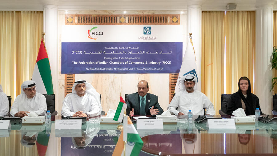 غرفة أبوظبي تبحث تعزيز التعاون التجاري مع اتحاد غرف التجارة والصناعة الهندية