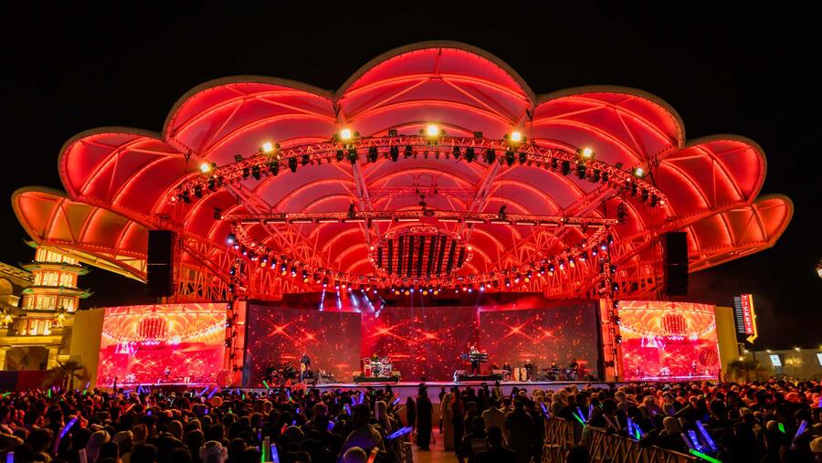 فرقة ميامي الكويتية تبهر ضيوف القرية العالمية بآخر حفلات الموسم ال27 