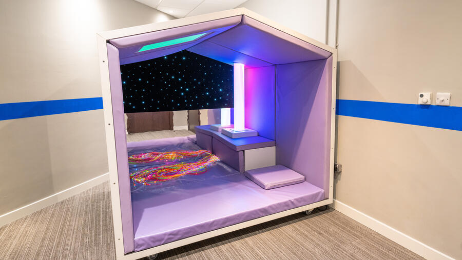 تقدم عالم وارنر براذرز أبوظبي حالياً وحدةً حسية من أجل تخصيص مساحةً آمنة للأطفال من أصحاب الهمم في المدينة الترفيهية